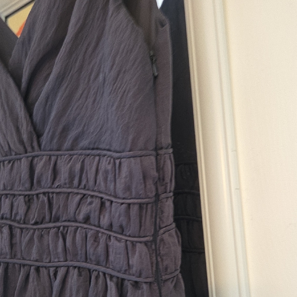 Basque Elegant Black V-Neck Mini Dress - Picture 3 of 8
